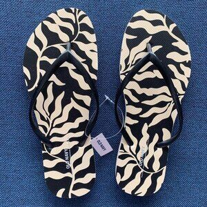 NWT Old Navy Women's Black and Tan Brown Leaf Print Flip Flops Shoes Size 8